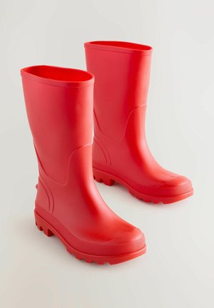 Rote Gummistiefel mit glatter Oberfläche, hohem Schaft, runder Zehenpartie und strukturiertem Profil für besseren Halt. Geeignet für nasse Bedingungen.