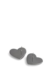 Boucles d'oreilles en métal noir poli en forme de cœur avec une surface brillante, dotées d'un seul clou pour un ajustement sécurisé.