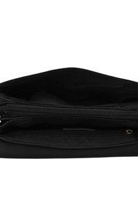 Pochette nera con chiusura a zip, caratterizzata da una texture liscia e un unico scomparto. Interno con tasca con zip.