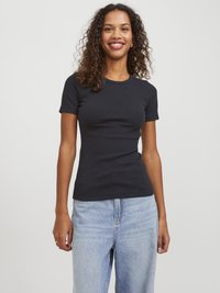 Svart, ribbet t-skjorte med rund hals og korte ermer, sammen med lyseblå, høyt liv denimjeans. Glatt tekstur, tettsittende design.