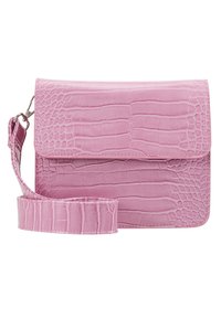 Borsa in ecopelle rosa con texture a coccodrillo, caratterizzata da una patta sovrapposta e una tracolla regolabile. Finitura liscia e forma rettangolare.