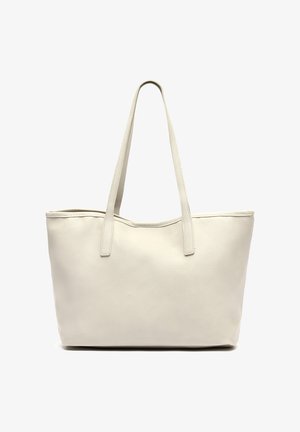 Bolso tote de cuero blanco con dos asas largas, forma rectangular, superficie texturizada y parte superior abierta. Sin herrajes ni patrones visibles.