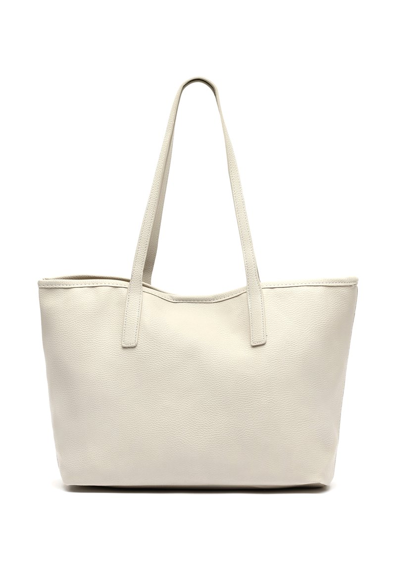 Witte leren tote bag met twee lange handvatten, rechthoekige vorm, tekstuur oppervlak en open bovenkant. Geen zichtbare hardware of patronen.