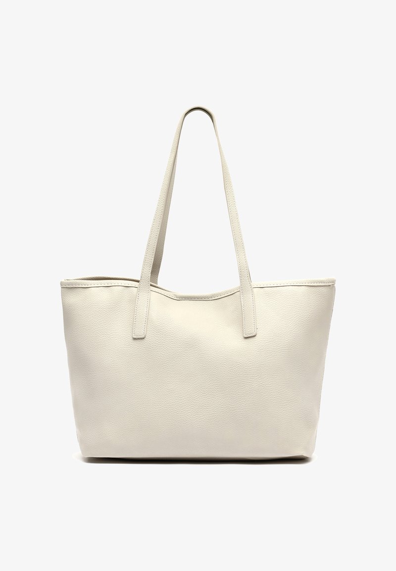 Valkoinen nahkainen olkalaukku, jossa on kaksi pitkää kahvaa, suorakulmainen muoto, teksturoitu pinta ja avoin yläosa. Ei näkyvää metalliosaa tai kuvioita.