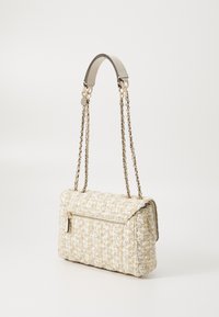 Borsa trapuntata in tweed crema e beige con hardware argentato, dotata di una tasca frontale con zip e una tracolla a catena.