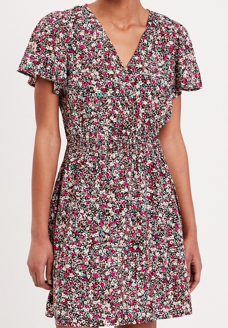 Robe florale avec un fond noir orné de motifs floraux colorés en rose, blanc et bleu sarcelle. Manches courtes à volants et taille élastique.