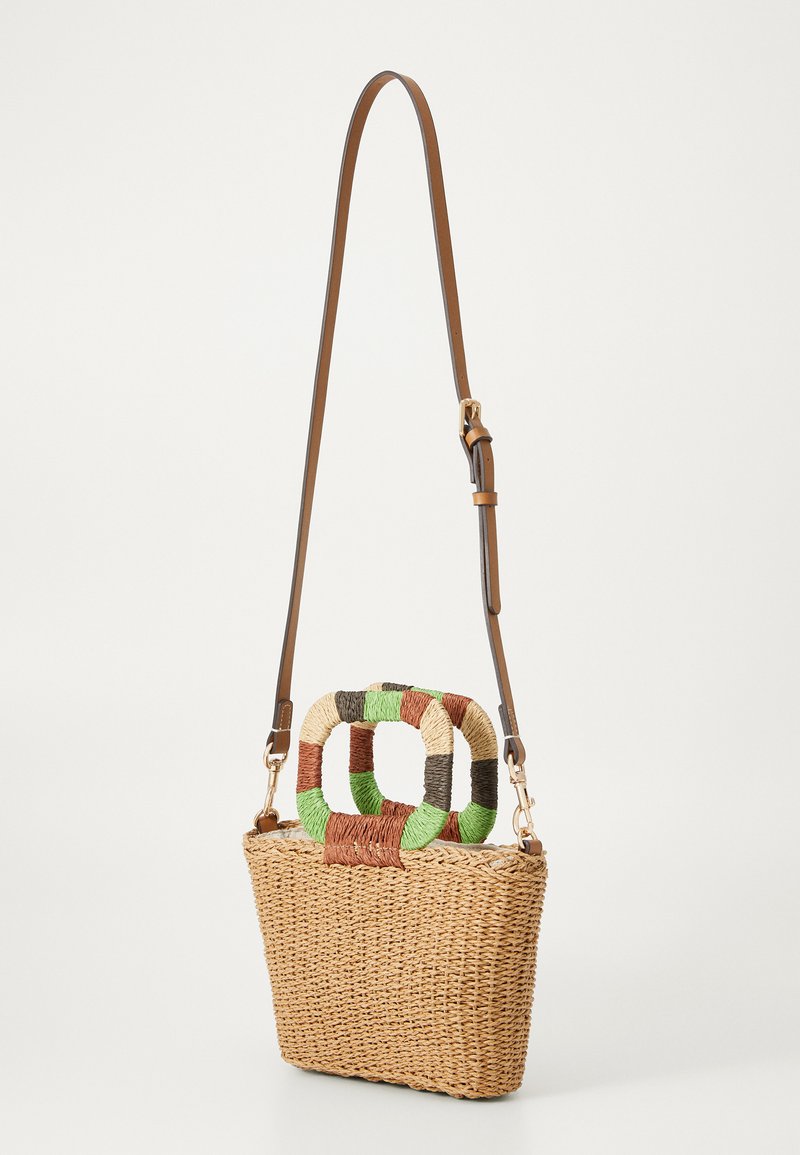 Bolso de paja tejido de forma rectangular, con correa de cuero marrón y asas dobles de colores verde, marrón y crema. Superficie texturada.