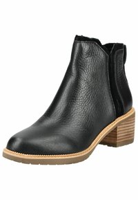 Bottine en cuir noir avec une finition texturée, des panneaux latéraux élastiques et un talon en bois empilé. Semelle en caoutchouc pour une meilleure adhérence.