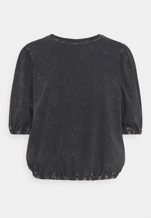 Chemise noire à manches courtes avec manches légèrement bouffantes et bas froncés aux manches et au bas, en tissu doux légèrement délavé.