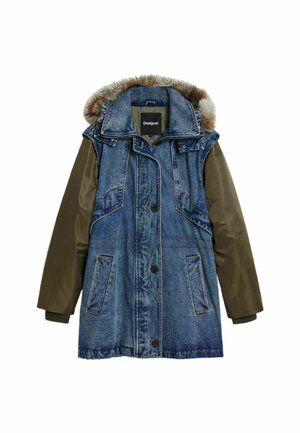 Jeansjack met olijfgroene mouwen, faux fur gevoerde capuchon en voorzakken. Voorzien van een knoopsluiting en zichtbare stikseldetails.