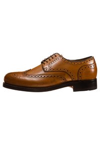 Scarpa brogue in pelle marrone con perforazioni decorative, punta arrotondata e suola nera. Presenta chiusura con lacci e superficie liscia.