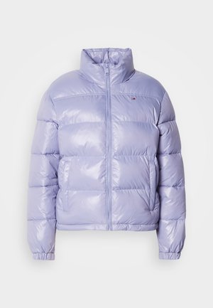 Giacca a vento di colore viola chiaro con colletto alto, zip frontale e polsini elastici. Materiale lucido e liscio con pannelli cuciti.