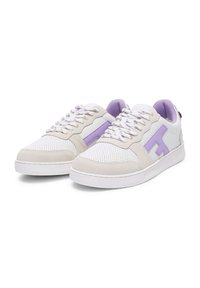 Tennisschoenen in wit en lichtpaars met een mesh- en suède-textuur. Beschikt over een opvallend paars logo en gestreepte veters.