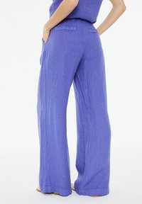 System Action Housut - morado