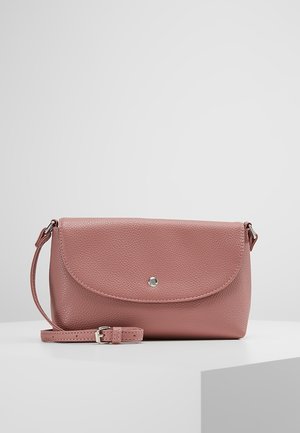 Blød lyserød tekstureret læder crossbody-taske med klaplukning og sølvknap, justerbar rem med spænde, vist på hvid overflade.