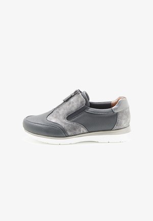 Zapatilla gris sin cordones con parte superior de cuero texturizado y acentos metálicos, y suela de goma blanca. Cierre lateral con cremallera para un uso fácil.