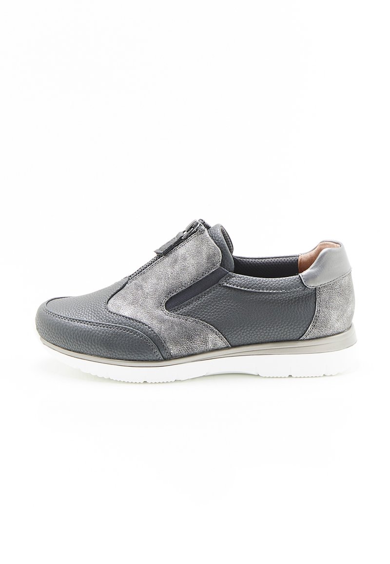 Zapatilla gris sin cordones con parte superior de cuero texturizado y acentos metálicos, y suela de goma blanca. Cierre lateral con cremallera para un uso fácil.
