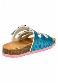 Blaue und weiße Kindersandale mit Leopardenmuster, Korkfußbett und pinker Gummisohle. Verfügt über ein offenes Design und mehrere Aussparungen.