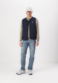 Lyle & Scott LIGHTWEIGHT FILLED GILET - Vesta - midnight navy