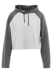 Haut à capuche court présentant un corps gris clair avec une texture côtelée et des manches raglan gris foncé. Comprend une capuche avec cordon de serrage et un détail de logo sur la manche.