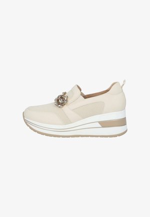 Sneaker slip-on beige con tomaia in rete, decorazione in pietra e suola a zeppa con dettagli a strisce bianche e marroni chiari.