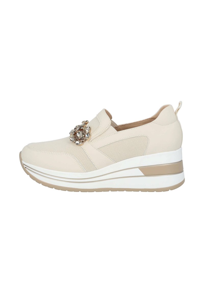 Beige Slipper-Sneaker mit einem Mesh-Obermaterial, dekorativem Steinakzent und einer Keilsohle mit weißen und hellbraunen Streifen.