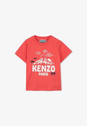 T-shirt en coton rouge avec un motif de montagne blanc et le texte "KENZO PARIS", manches courtes et détail à boutons-pression à l'épaule.