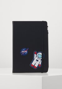 Sort notesbog med en elastik, der har et NASA-logo patch og et farverigt astronaut-patch. Glat tekstur, rektangulær form.