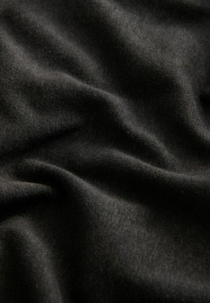 Sort stof med en glat tekstur, der har diskrete rynker og folder. Materialet virker blødt og let.