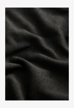 Sort stof med en glat tekstur, der har diskrete rynker og folder. Materialet virker blødt og let.