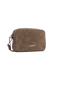 Borsa a tracolla rettangolare in suede marrone con doppie tasche con zip e tracolla in pelle marrone removibile, con il marchio Lancaster Paris sul fronte.