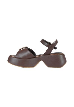 Sandalo platform in pelle marrone con ampio cinturino frontale, cinturino regolabile alla caviglia e suola geometrica robusta.