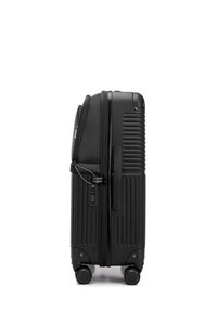 Valigia rigida nera con texture scanalata, cerniere, lucchetto a combinazione integrato e quattro ruote per la mobilità.