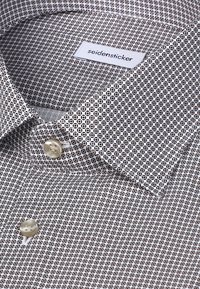 Camicia a bottoni con motivo geometrico bianco e marrone, tessuto morbido, colletto classico e bottone di perla.