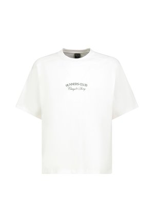 Weißes T-Shirt mit kurzen Ärmeln und dem Text "RUNNERS CLUB Classy & Strong" in schwarzer Schrift mittig auf der Brust, Rundhalsausschnitt, lockere Passform.