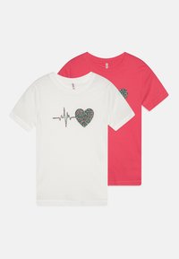 Deux T-shirts : un blanc avec un design de battement de cœur et un cœur en imprimé léopard, et un rouge corail uni. Les deux ont un col rond et des manches courtes.
