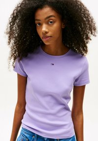 Tommy Jeans ESSENTIAL - Camiseta básica - purple