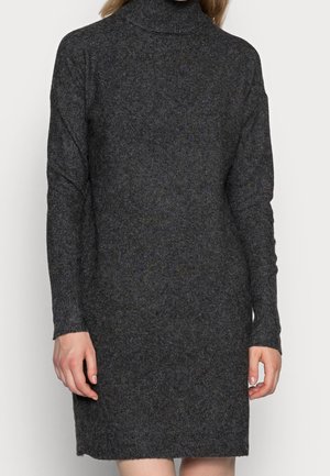 Abito lavorato a maglia grigio scuro con collo a dolcevita, maniche lunghe e vestibilità comoda, caratterizzato da una texture morbida e un orlo che arriva a metà coscia.