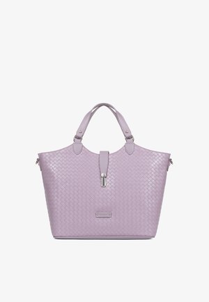 Borsa a tracolla color lavanda con trama intrecciata, doppi manici, chiusura con fermaglio argento e targhetta rettangolare del marchio sulla parte anteriore.