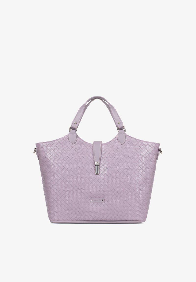 Lavendelfarbene Tragetasche mit gewebter Struktur, doppelten Griffen, silbernem Verschluss und rechteckiger Markenplakette auf der Vorderseite.
