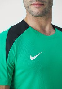 Nike Performance STRIKE TOP - Camiseta deportiva - stadium green/black/white