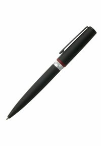 Schwarzer Kugelschreiber mit matter Oberfläche, silbernem Griffbereich und rotem Akzentband. Hat einen Clip und ein konisches Design.