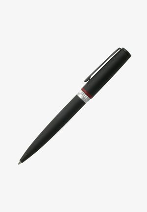 Zwarte balpen met een matte afwerking, zilveren gripring en rode accentband. Bevat een clip en heeft een taps toelopend ontwerp.