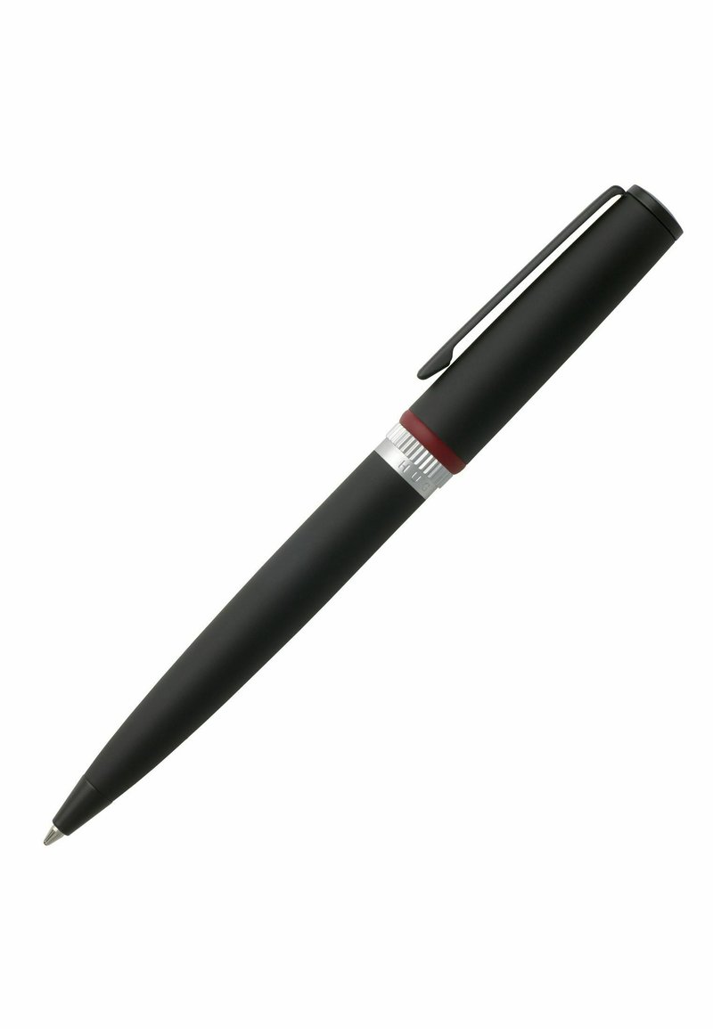 Schwarzer Kugelschreiber mit matter Oberfläche, silbernem Griffbereich und rotem Akzentband. Hat einen Clip und ein konisches Design.