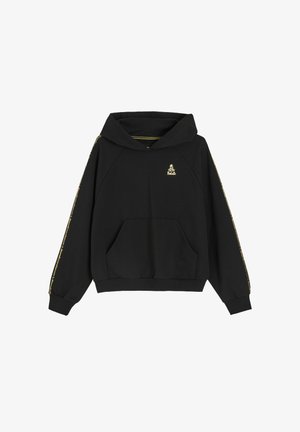 Czarna bluza z kapturem z przednią kieszenią, sznurkiem do regulacji kaptura oraz złotymi zdobieniami na rękawach. Wykonana z miękkiego materiału z prążkowanymi mankietami.