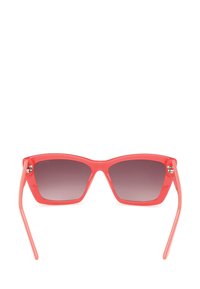 Occhiali da sole rosa corallo con montatura quadrata, lenti sfumate, texture liscia e aste sottili con accenti argentati vicino alle cerniere.