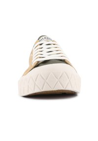 Scarpa con tomaia in canapa beige e oliva, lacci bianchi e suola in gomma cremoso testurizzata con motivo a diamante. Logo sulla linguetta.