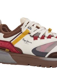 Baskets multicolores avec un dessus blanc agrémenté d'accents marron, rouge et jaune, des panneaux en maille et une semelle en caoutchouc texturée.