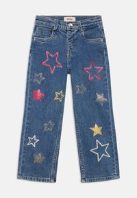 Jeans em denim azul com vários apliques de estrelas em vermelho, rosa, amarelo, prata e cinza. Design de perna reta com fecho de botão.