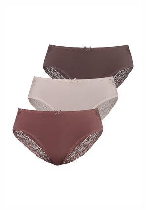 Drie paren damesondergoed in verschillende tinten: donkerbruin, lichtbeige en mauve, met kantaccenten en kleine strikjes.
